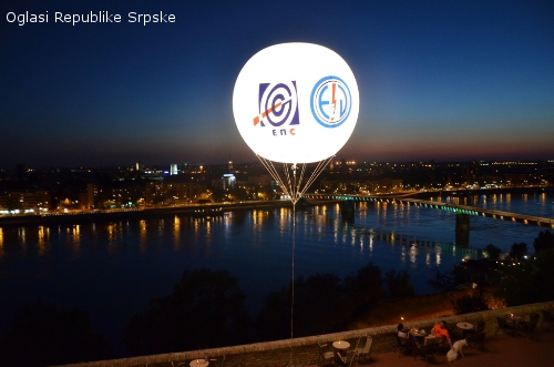 Cepelini, lopte, reklama iznad grada, baloni, štampa